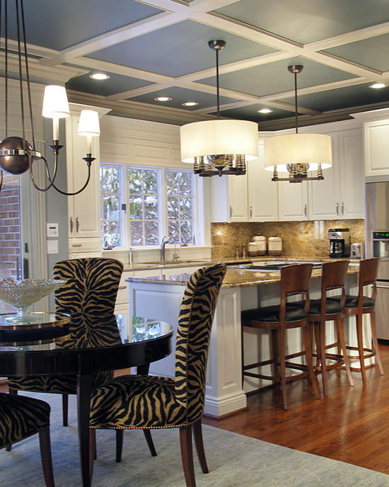 «Шахматное поле» на приглушенном голубом