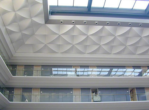 3Д дизайн потолка с применением инжекционной плитки