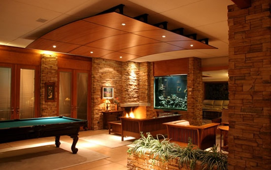 Полированная доска фальш потолка со светильниками