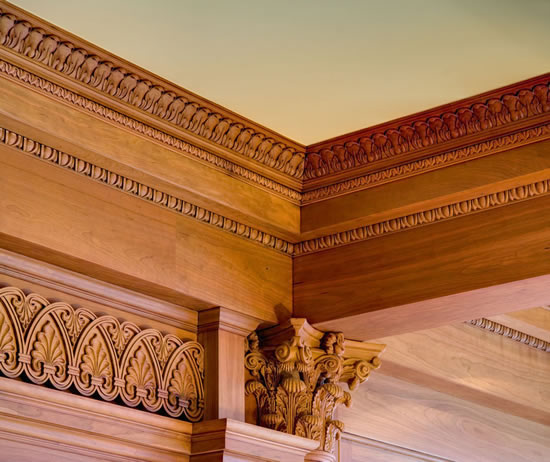 Стилизованый под дерево потолочный плинтус