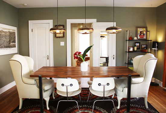 Мшистый зеленый прекрасно гармонирует со светильниками-тарелками