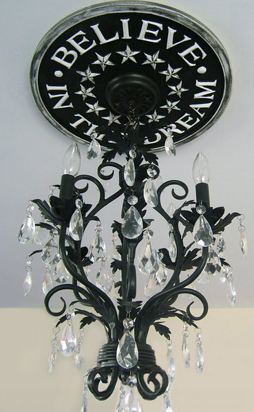 Люстра в красно-черные, сиренево-черные, черно-белые интерьеры