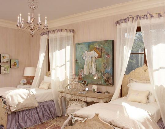 С намеком на венецианский интерьер – балдахины, подсвечники, живопись