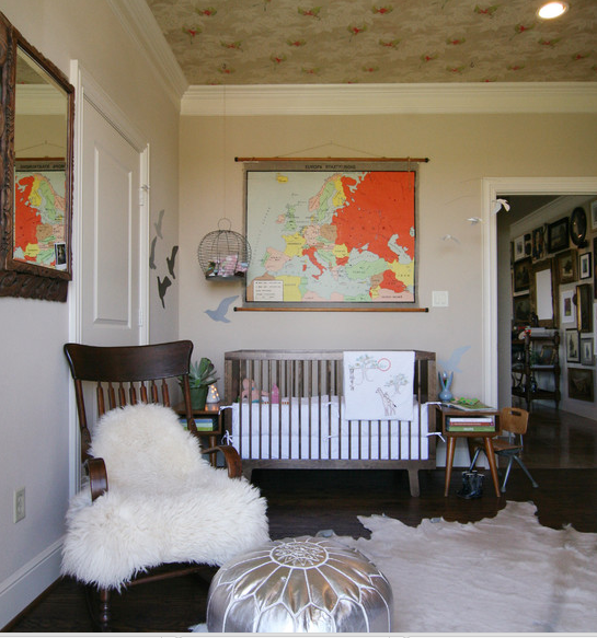 Комната малыша «на скорую руку»:цветочки на потолке и карта Европы