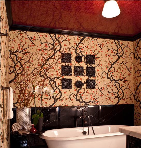 Восточная тематика подкреплена красными обоями на потолке