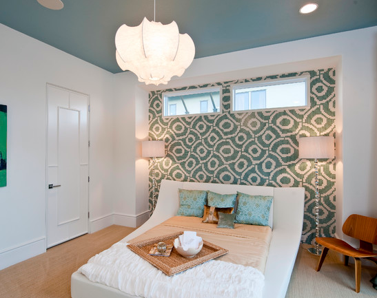 Обои с рисунком забирают на себя все внимание, потолок спокойной расцветки