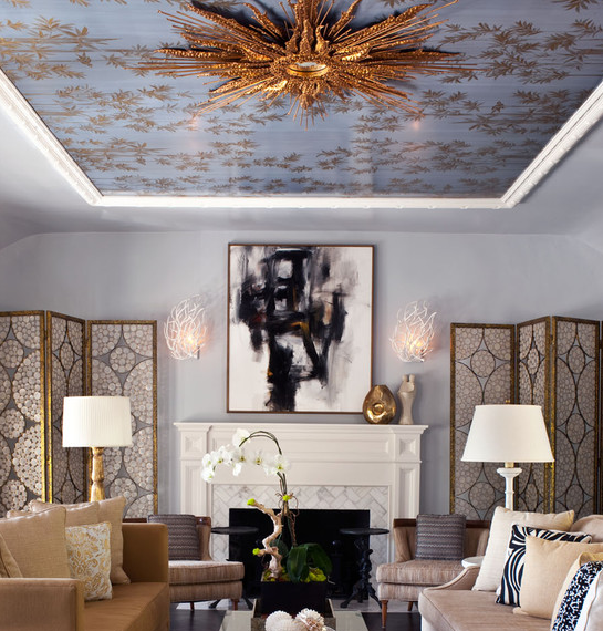 Претенциозный арт-деко во всем: и в обоях потолочных, и в декоре