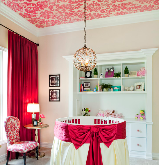 Милая детская для девочки: декор в горячем розовом
