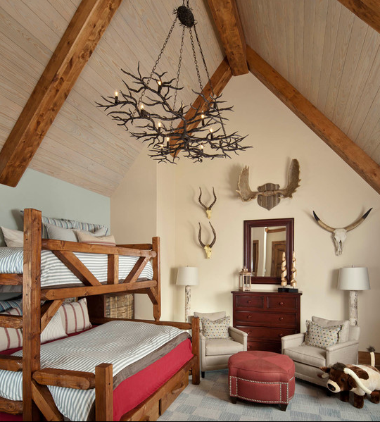 Под стилистику альпийского шале подбирайте соответствующую люстру (рога, ветвистое дерево)