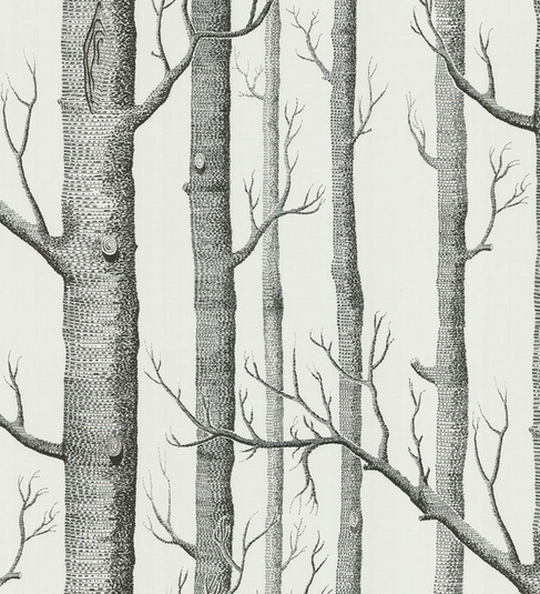 Обои в стиле леса зрительно «вытягивают» комнату