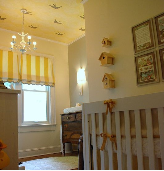 Тепло дерева, тема птиц и скворечников –все это отражено в обоях на потолке