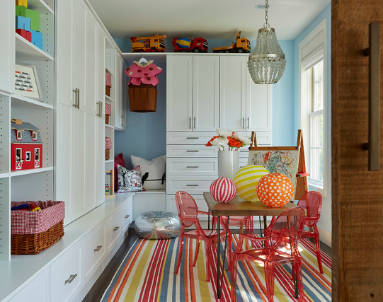 Ретро-люстра с чердака вписалась в детскую игровую