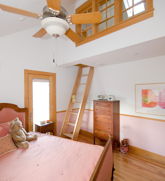 Подчеркнутое дерево на потолке и в декоре