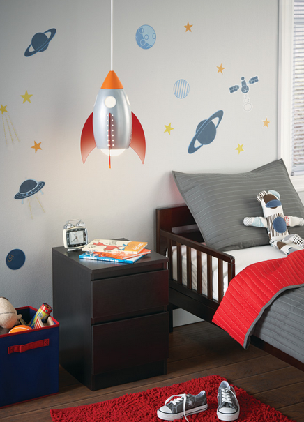 Комната мальчика: сочетание цветов –серебристого, оранжевого, красного