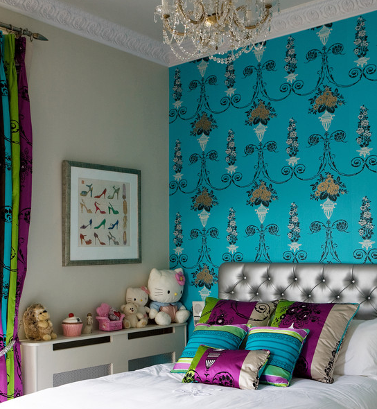 Если в комнате много декора, отдайте предпочтение потолочным вмонтированным светильникам