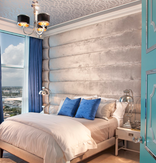 Норвежский стиль освежили серебряными потолочными обоями