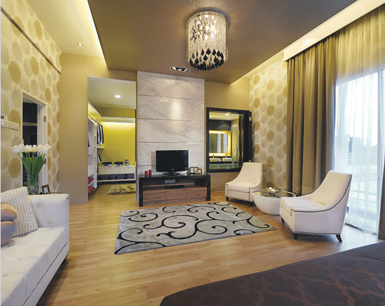 Холодный потолок и яркие теплые пятна обоев на стенах