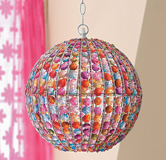 Диско-шар со стеклярусом: в комнату с оттенками гелиотропа, сирени, глицинии, пурпура
