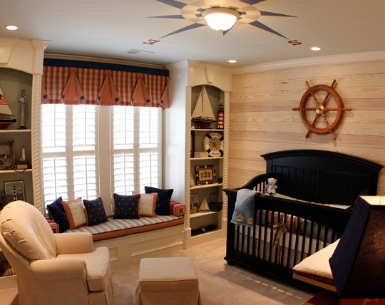 Потолочный светильник-компас обыгран в комнате моряка