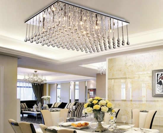 Хрустальные капли над столовой зоной