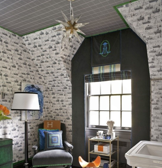 «Серое на сером»: приглушенный потолок в клеточку все же с натяжкой гармонирует со стенами