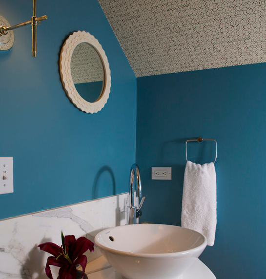 Мелкий рисунок хорошо смотрится с однотонными стенами