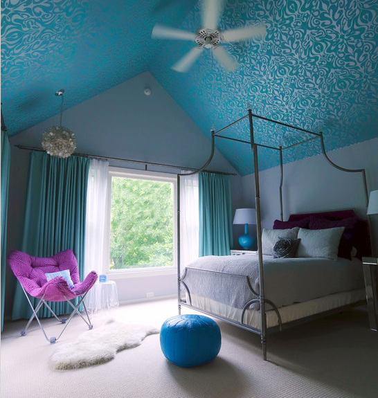 С помощью яркой расцветки потолочных обоев выделяется мансардный этаж