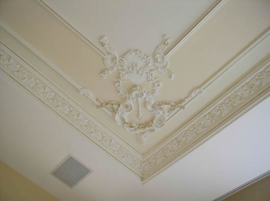 Вариант отделки потолка при помощи лепнины