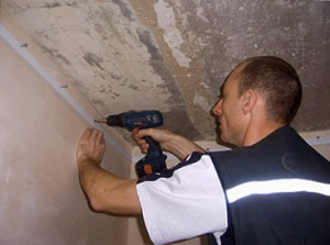 Что сначала устанавливается натяжной потолок или обои