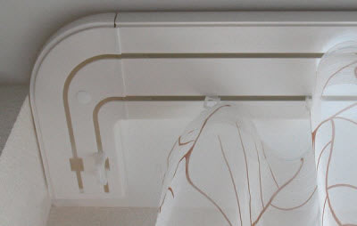 Что собой представляют крепления для карнизов