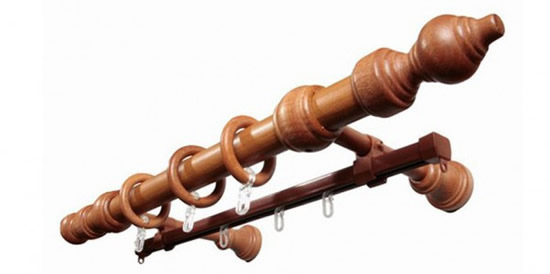 Дополнительная деревянная перемычка на деревянном карнизе