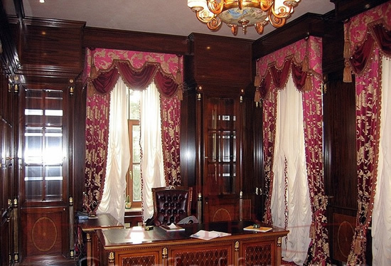 Карниз с деревянной декоративной отделкой