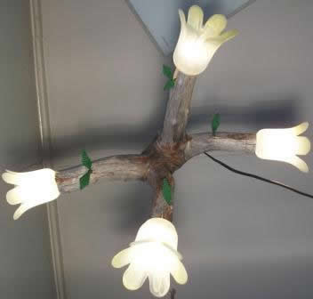 Плафоны и лампы на концах коряги