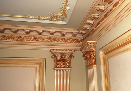 Деревянный плинтус на потолке помещения
