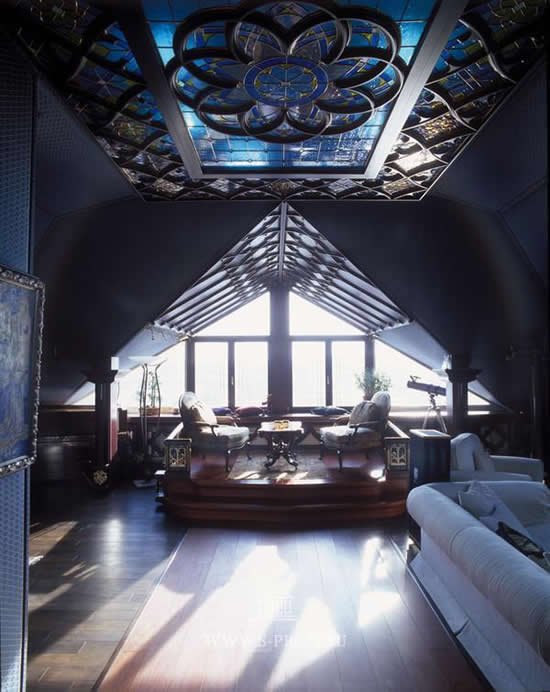 Деревянный потолок сложной конфигурации в готическом интерьере