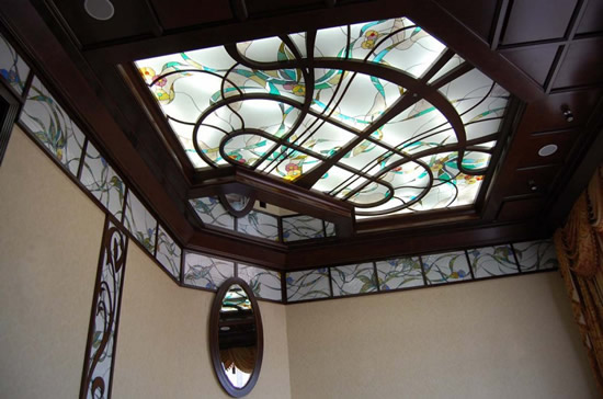 Деревянный потолок со стеклянными вставками