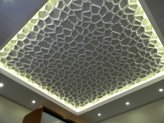 Дизайн потолка с бесшовной плиткой