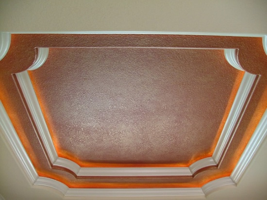 Двухуровневый кессон по центру потолка