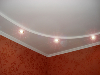 Двухъярусный потолок из гипсокартона со встроенными светильниками