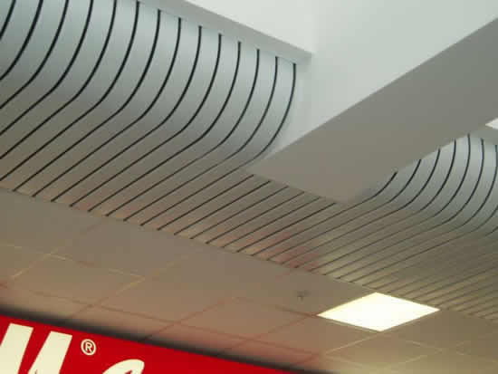 Гибкая алюминиевая лента в дизайне потолка