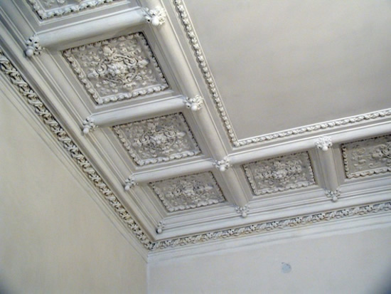 Гипсовые плиты по периметру потолка