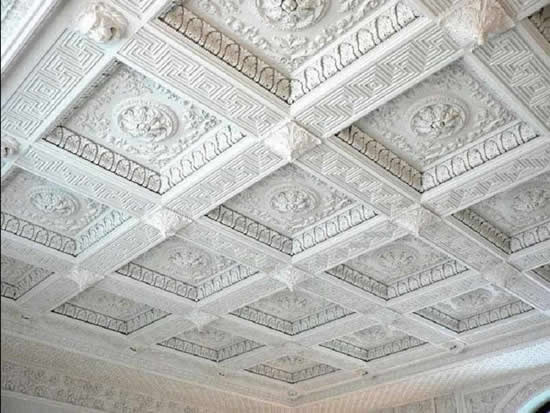 Гипсовый потолок с кессонным рельефом