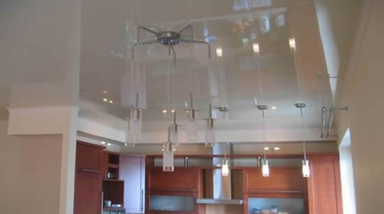 Белый глянец потолка