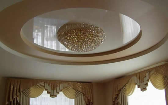 Гипсокартонный потолок с глянцевым фрагментом