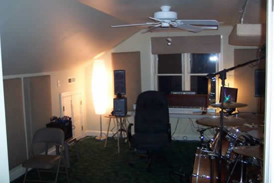 Комната истинного музыканта: минимум света, максимум творческого полумрака