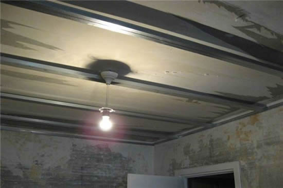 как выравнивать потолок