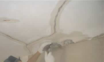 как устранить течь с потолка