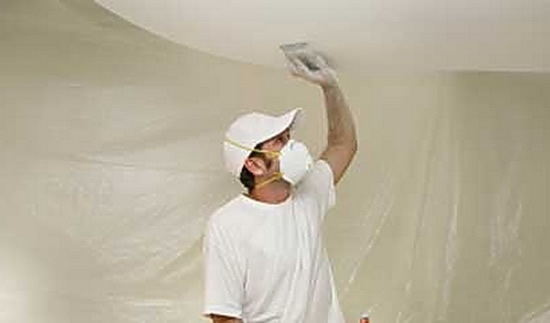 течет вода с потолка