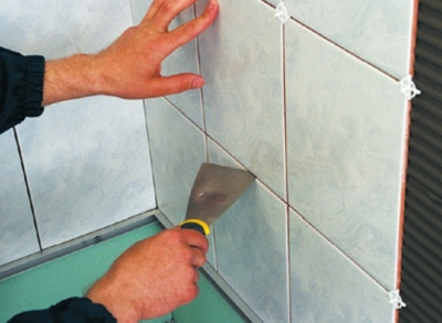 Чистка швов при помощи шпателя