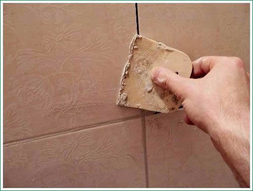 Вдавливание замазки резиновым шпателем